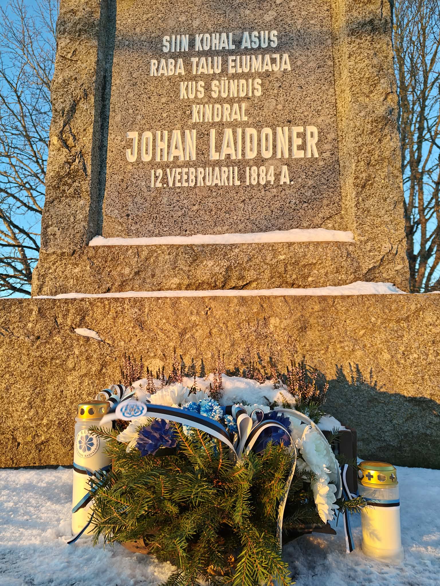 Kindral Johan Laidoeri sünnikohas pärgade asetamine.