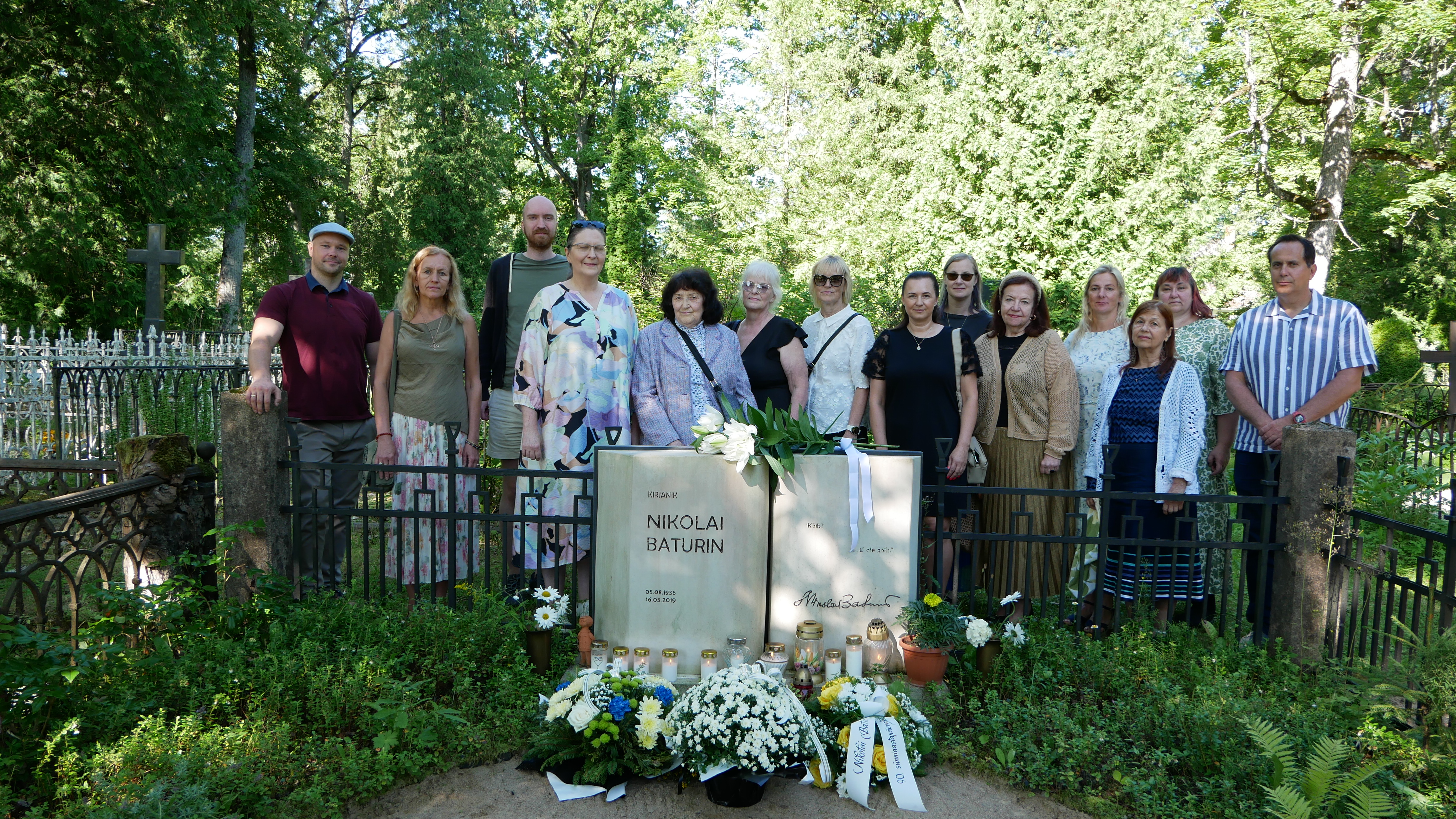 Mälestushetk kirjanik Nikolai Baturini haual