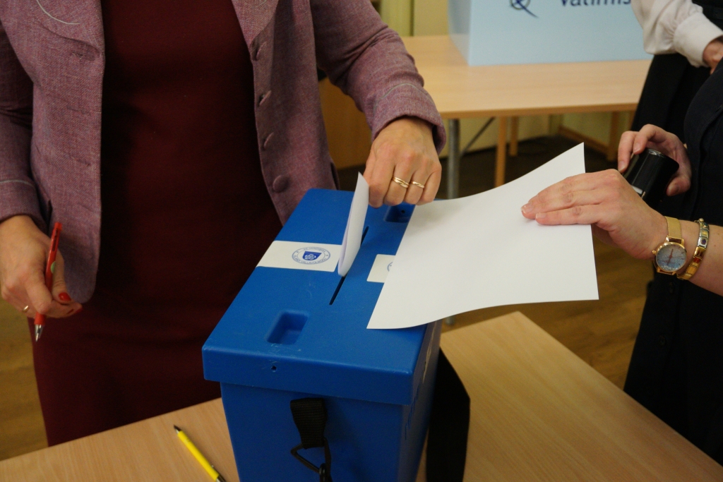 Valimiskasti juures.JPG