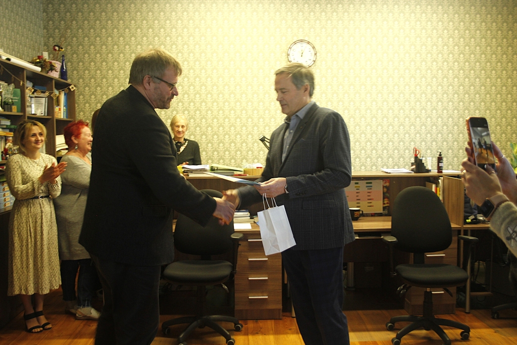 Vallavanem õnnitlemas Eero Metsvahi_0.JPG