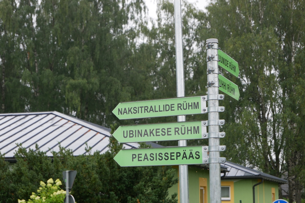 Tarvastu lasteaia Soe õppekoha õuel olevad suunaviited lasteaia rühmade nimedega