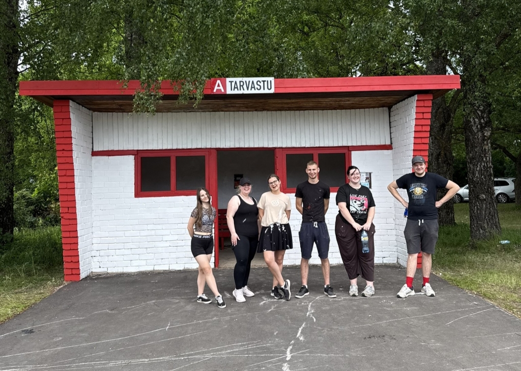 Tarvastu bussipeatuse värvijad.JPEG