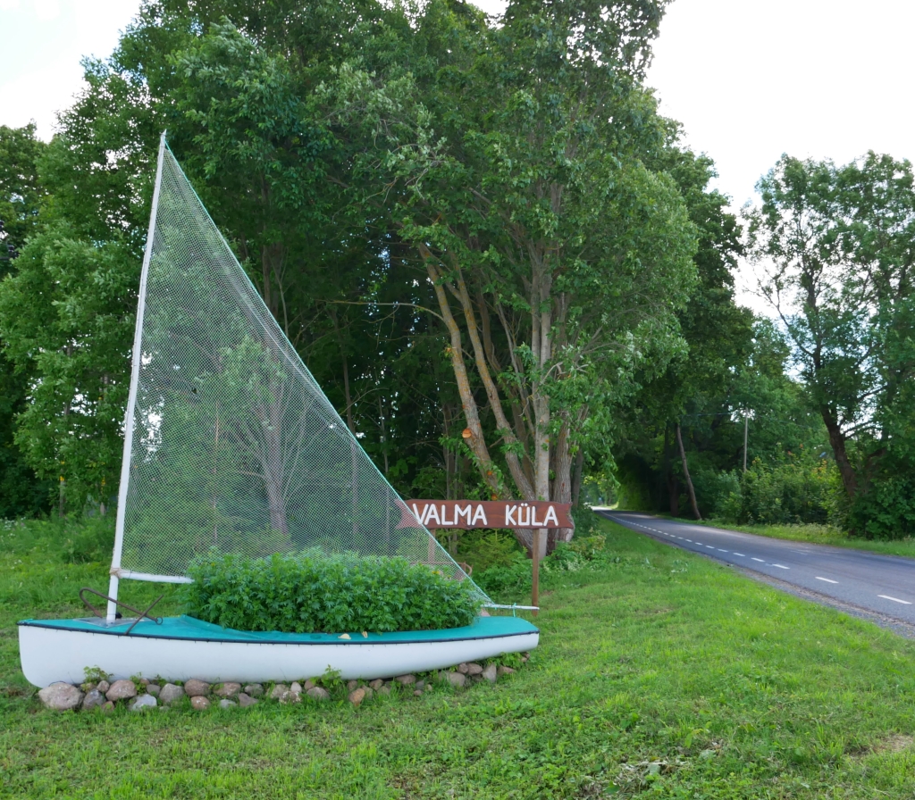Valma küla väravass võtab vastu paat.jpg