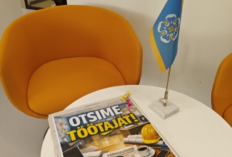 tool, laud, laual ajaleht, valla lipp